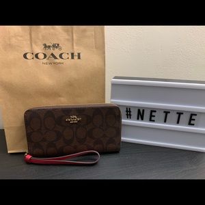 🆕Coach large phone wristlet